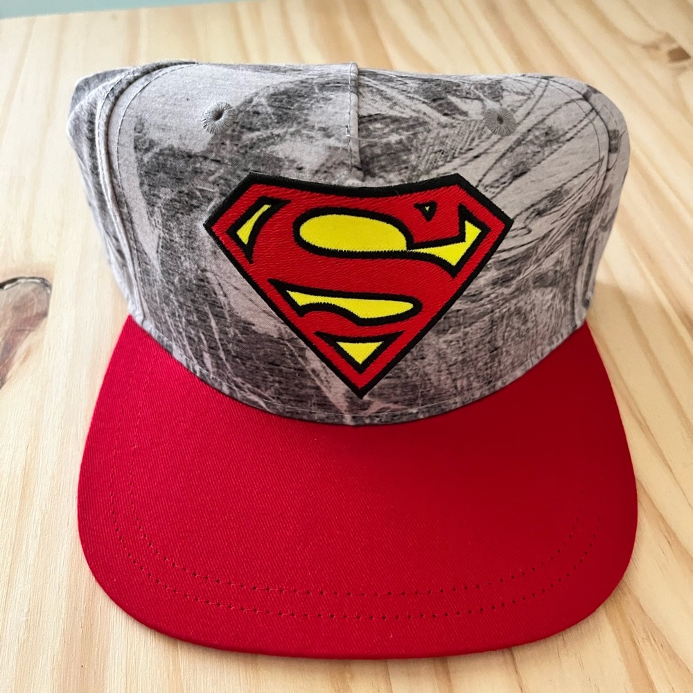 NWT SUPERMAN logo SnapBack Baseball hat cap red & gray youth DC comics